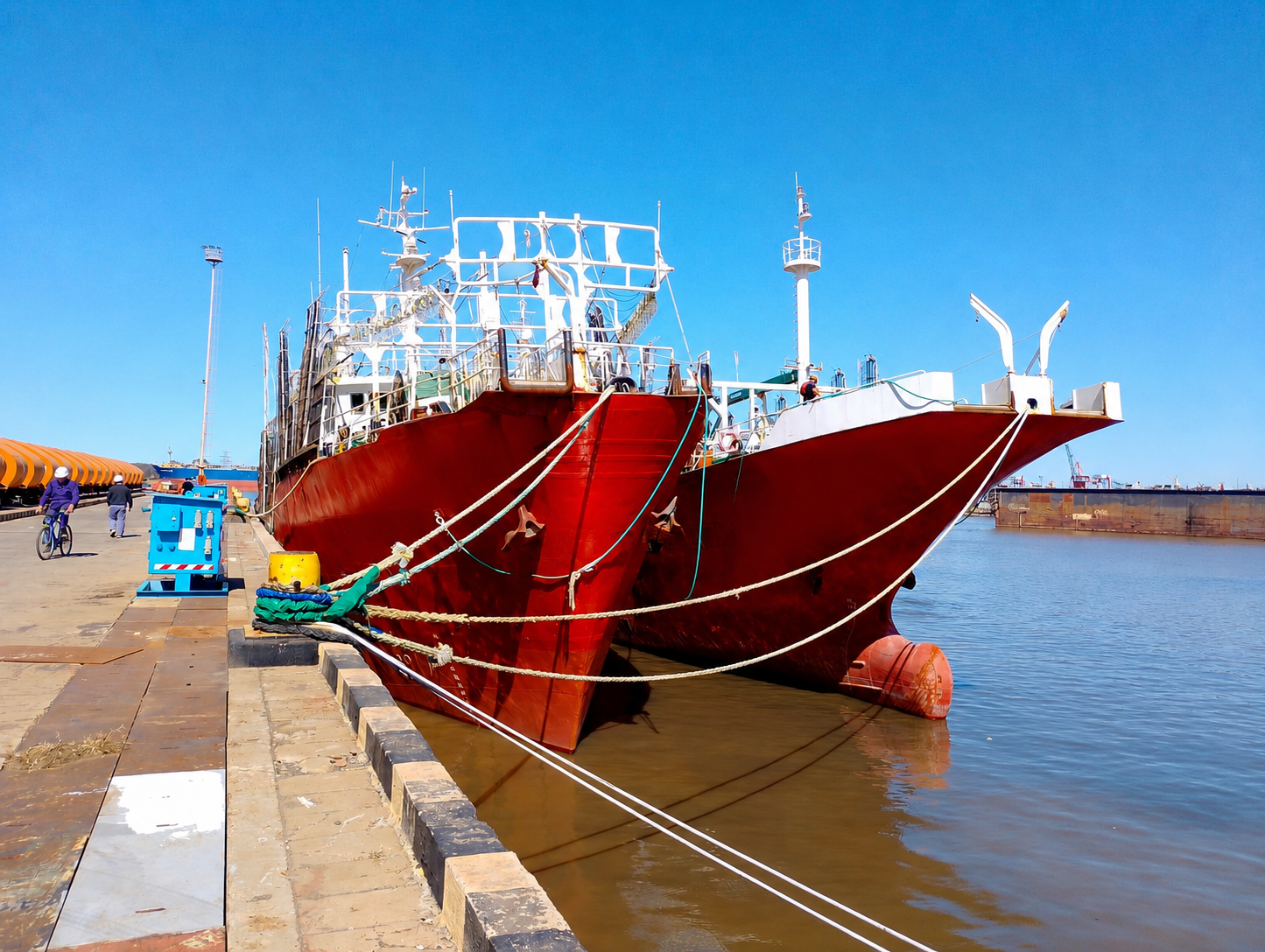 Buque en operaciones portuarias — SEAMAR